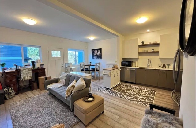 NEW 2BR Victoria Suite: Family, Pet, Work-Friendly