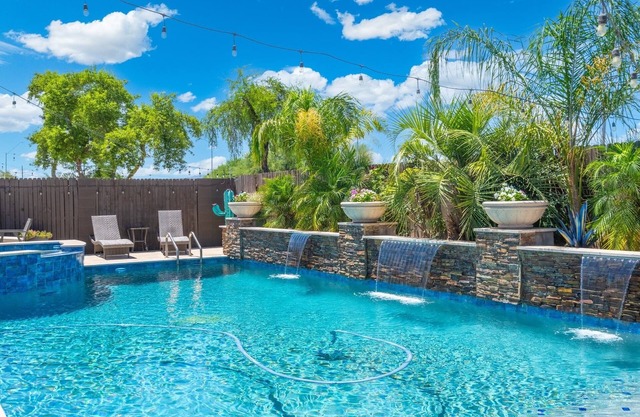 New 4 BR Brand new Heated Pool & Spa plus 2nd therapeutic Spa! & Putting Green!