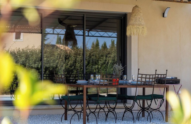 New 4* villa, heated pool.