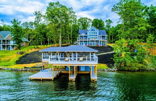 NEW 4BR Lakefront Lake Anna, Hot Tub, Boat Dock, Deck, Fire Pit, Views