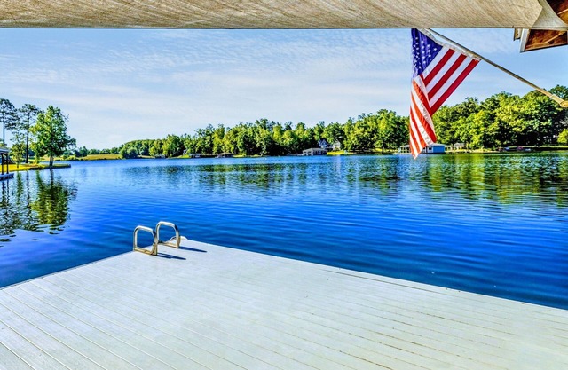 NEW 4BR Lakefront Lake Anna, Fire Pit, Pool, Beach