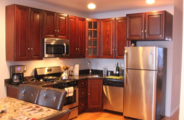 *NEW*6 BEDROOM DUPLEX 2 BLOCKS FROM TRAIN AND 15 MIN TRAIN RIDE INTO MANHATTAN