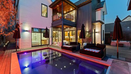 New 6 BR, 4.5B, Pool, Hot Tub, Cold Plunges, Outdoor Sauna, Bar, 9 TVs