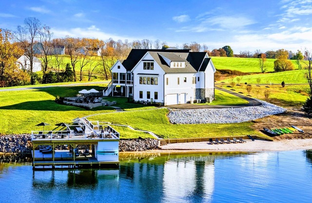 NEW 9BR Lakefront Lake Anna, Pool, Beach, Dock