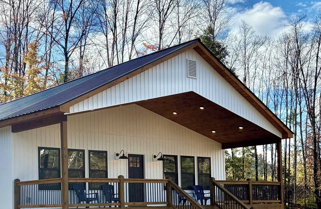 NEW ADK Escape w/hot tub on trails, pet friendly!