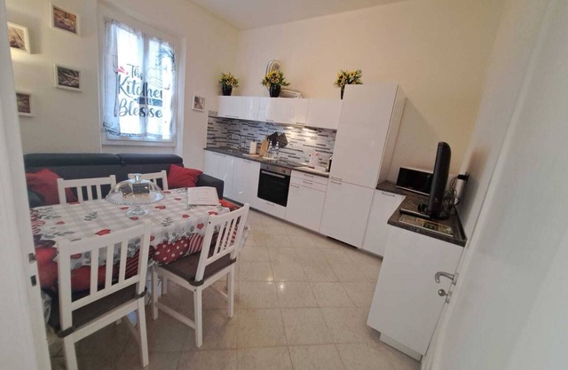 New and welcoming apartment with exclusive courtyard and public parcking