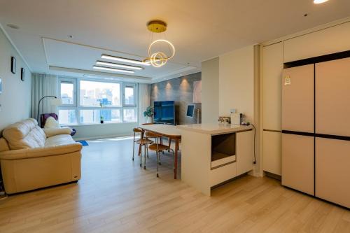 New Apt 34py 3min to Haeundae Beach LG StanbyMe & Styler Netflix & Sky Capsule