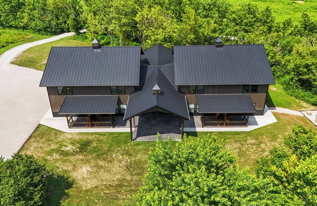 New Barn/Sleeps 12/2 Hot Tubs/EV Charger