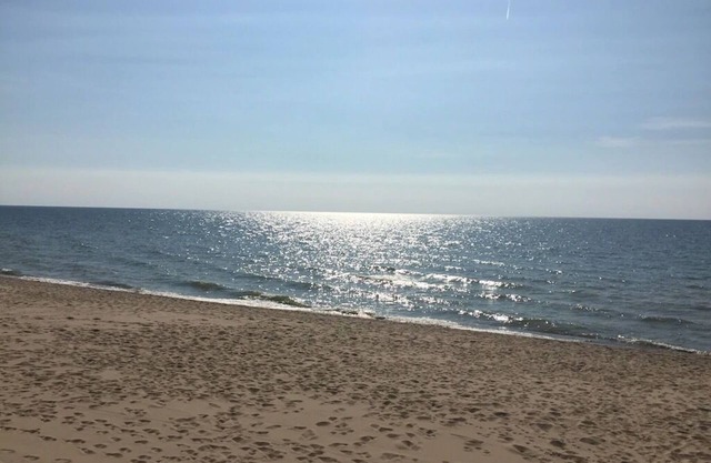NEW! BEACHFRONT LAKE VIEW Lake Michigan 1BR-private beach/heated pool/sundeck!