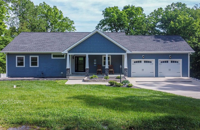 New! Blue Oasis- Lakefront Getaway only 20 minutes from Murray State University.