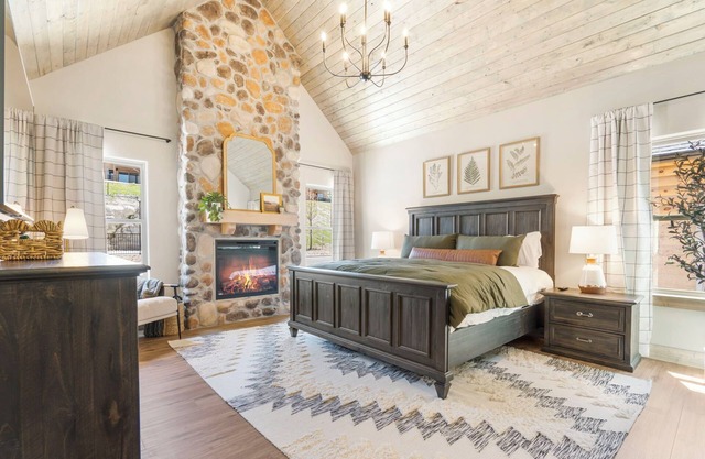 New Branson Luxury Lakefront Poolside Cabin