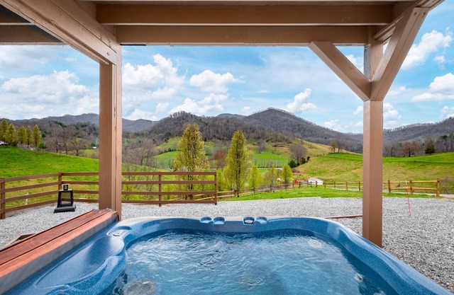 NEW Breathtaking Views, Hot tub and Arcade in a Peaceful Mountain View Retreat