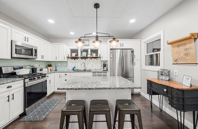 New! Bright Beautiful Farmhouse on Oak