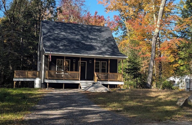 NEW BUILD 3 BR COTTAGE, Salt water hot tub, apple orchards, kayaks, paddleboard