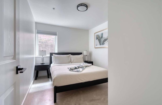 New Build 4BR Sleeps 10 Great Location