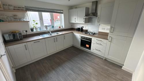 New Build, Large Drive! Ideal For Business or Relocation, Weekly & Monthly Stay