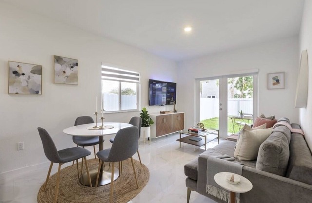 NEW BUILD! Luxury 3 Bedroom/2 Bathroom Private Clean Home - MIAMI☀️🏝