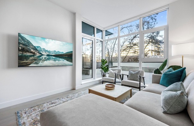 New Caban 2-bedroom Oasis across the Water w/Pool, Hot Tub, Gym and Huge Patio