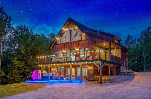 NEW Chalet: MtnViews-Hottub-Sauna-Firepit-GameRm-Playground-DogsOK