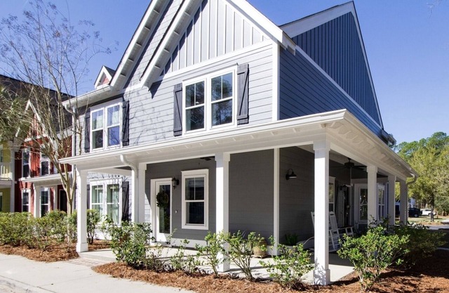 New-Coastal chic townhouse in the heart of Old Town Bluffton-The Oyster Haus