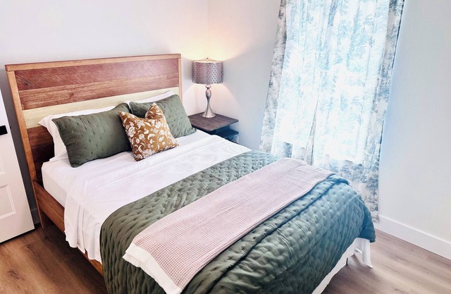 NEW Construction! Hot tub, Fire-pit, Grill, 5 mins to Downtown St Augustine