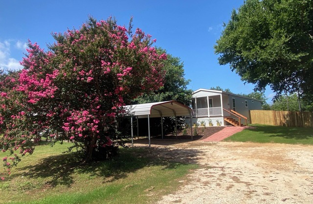 New Cozy 1 Bedroom/Bath HomeOnly 5 Minutes To Granbury’s Historic Square/Lake