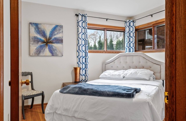 NEW Cozy 4-bedroom house on Summit Ave with fireplace, off street parking, Wifi!