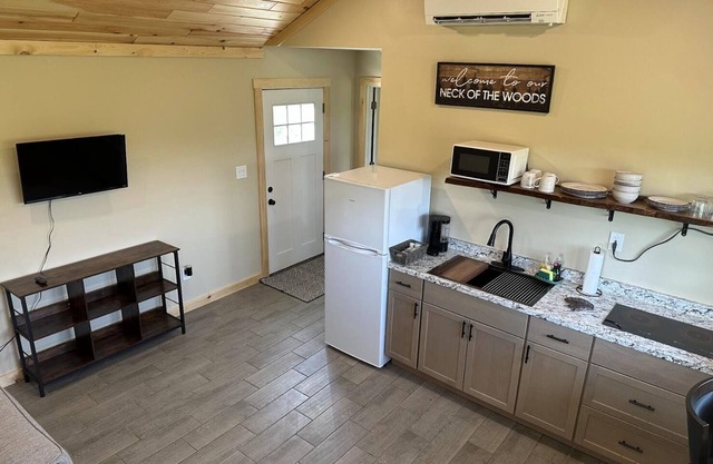 NEW Cozy Cabin located in Oakland tucked away in a peaceful wooded scene.