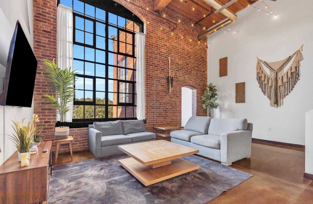NEW! Cozy mill loft w/2 king beds, gym & pool