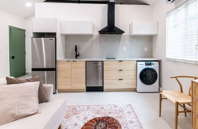 NEW Cozy Private Detached Studio in NoHo