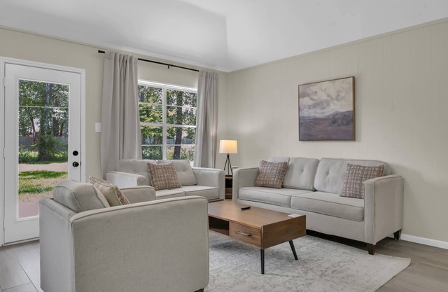 NEW! Cozy Single Story 3BR in The Woodlands | Pet Friendly, Yard, Workspace, Great Location
