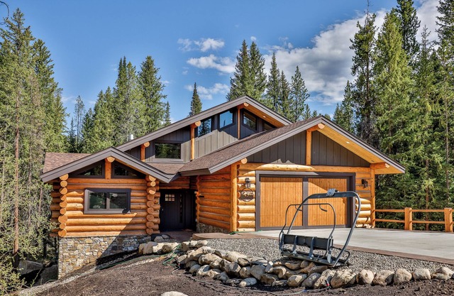 New creek side chateau guest suite! Booking for Ski Season NOW! With hot tub!