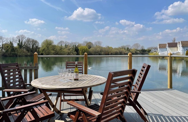 New England style lakeside living in the Cotswold Water Park. Pet friendly.