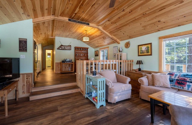 New for 2024! Cozy 2 bedroom cottage on serene Hogan Pond.