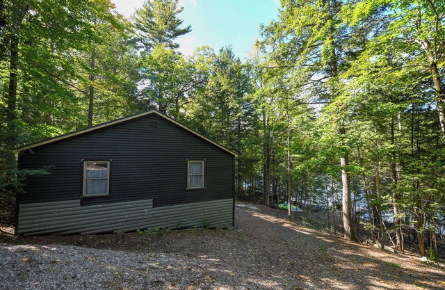 New for 2025! Pet-friendly cottage on Coffee Pond with excellent fishing!