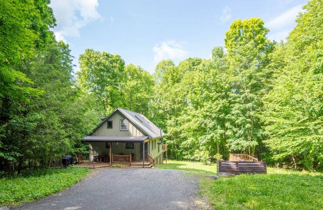 NEW! Getaway in Warrensville w/ Creek & Fire Pit