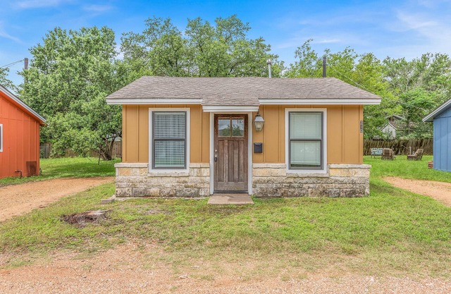NEW! Golden Cottage - .5 Miles from TAMU's KYLE FIELD!