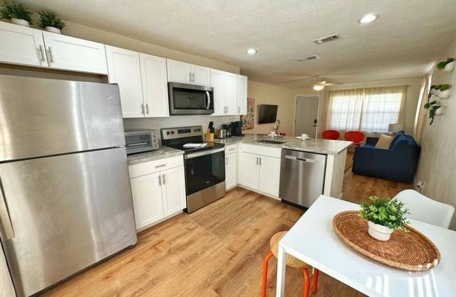 NEW Gorgeous Sunshine-Up 6 Guests-Private Backyard