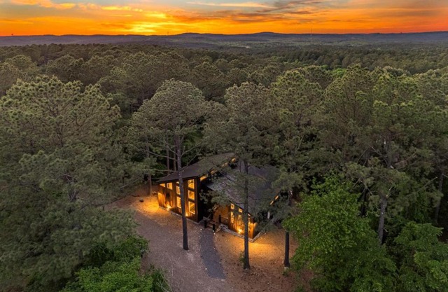 New HGTV Cabin: Hot Tub BBQ Firepit Sleeps 10