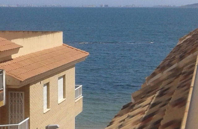 NEW high quality 65M2 one bed room apartment. 20m from beach. free wifi.
