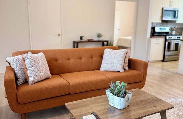 NEW Home 2.5BR/2.5BA w/Huge Backyard near Woodland Hills DownTown