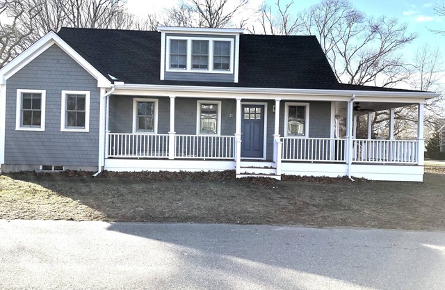 New Home in Oak Bluffs 5 min. walk to Circuit Ave & 10 min walk to Inkwell Beach