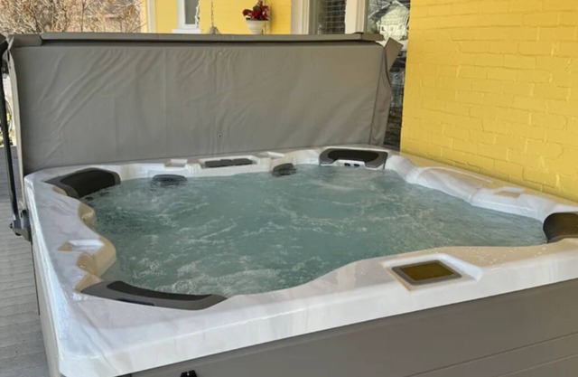 NEW HOT TUB Holladay Farmhouse - Cozy, Convenient
