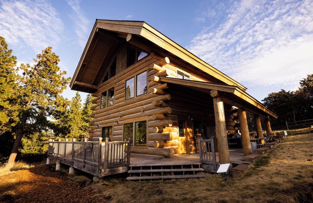 NEW HOT TUB! Mosier Log Cabin, Mt Adams View, Great Peaceful location!