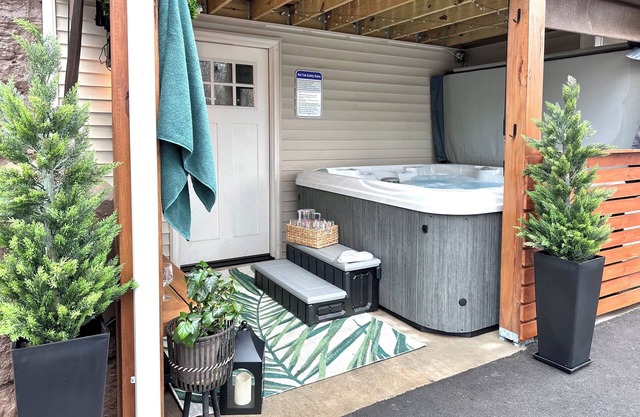 New hot tub & outdoor TV! 3 bedroom apt dwntn Middletown, across from Wesleyan