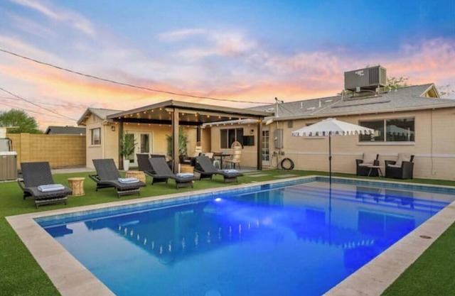 NEW Hot tub & Pool Bungalow Minutes to Old Town