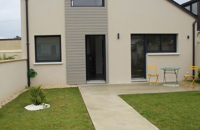 New house with garden 20 m from the beach