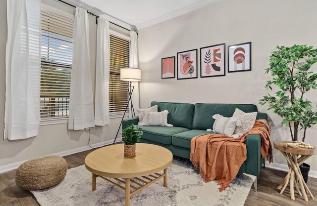 New! King Bed Trendy 1 BR Resort Style w/Pool