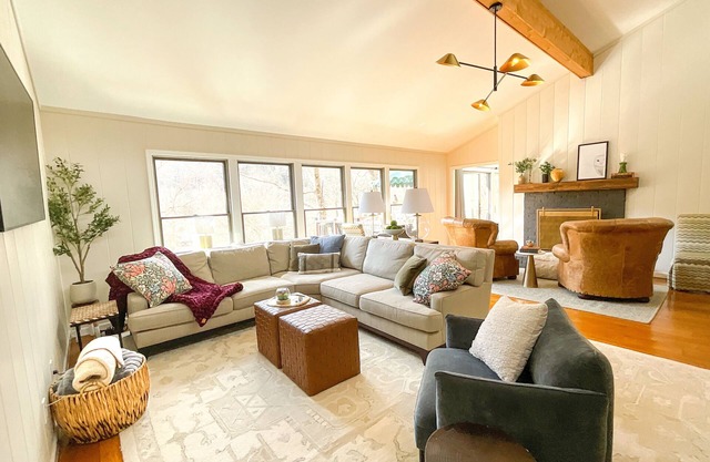 New Kitchen+Relaxing Riverfront View+Hot Tub+Dog-Friendly