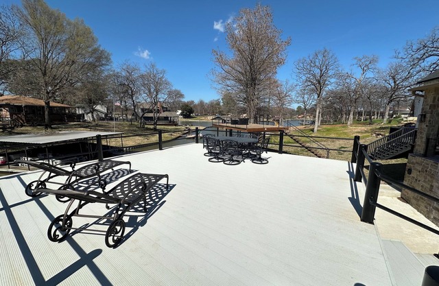 New Lake Paradise! 4 bdrm 3.5 ba house w/lift, deck, grill, sauna, smart, media